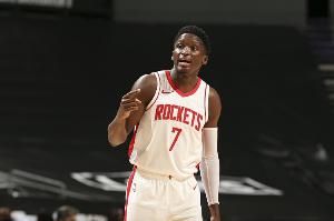 火箭媒体人：若能清理出薪金空间 火箭可考虑给奥拉迪波机会